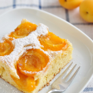 Prăjitură cu Caise: Rețeta Pufoasă cu Iaurt sau Pandișpan - Un Deliciu de Vară!