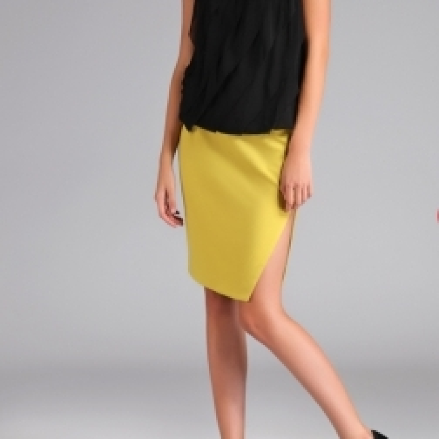 Fusta galbena sparta pe picior
