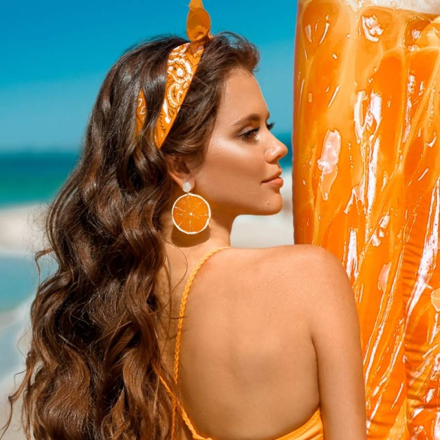 Esarfa prinsa in stil retro, terminandu-se cu o funda 