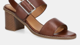 10 modele de sandale în nuanță de Mocha Mousse, culoarea anului