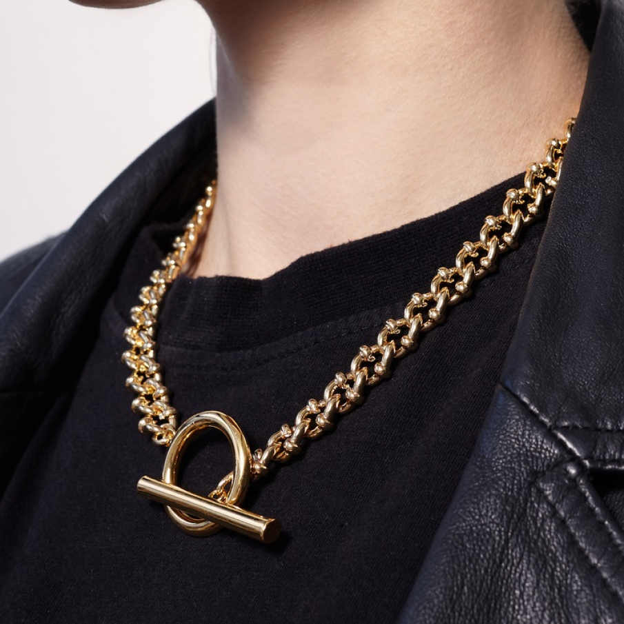 Semnul Fi (Φ,φ) este un lait motiv des întâlnit în acest sezon și asociat colierelor statement din lanțuri