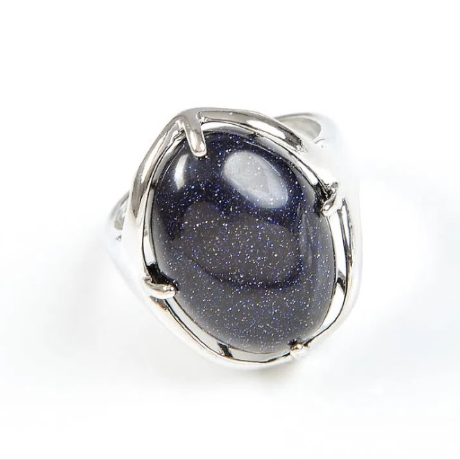 Inel cocktail reglabil cu piatră neagră naturală, cu efect de galaxie. Baza inelului este confecționată din aliaj de zinc 