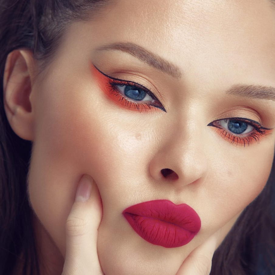 Accente de portocaliu pe pleoape sau sub pleoape