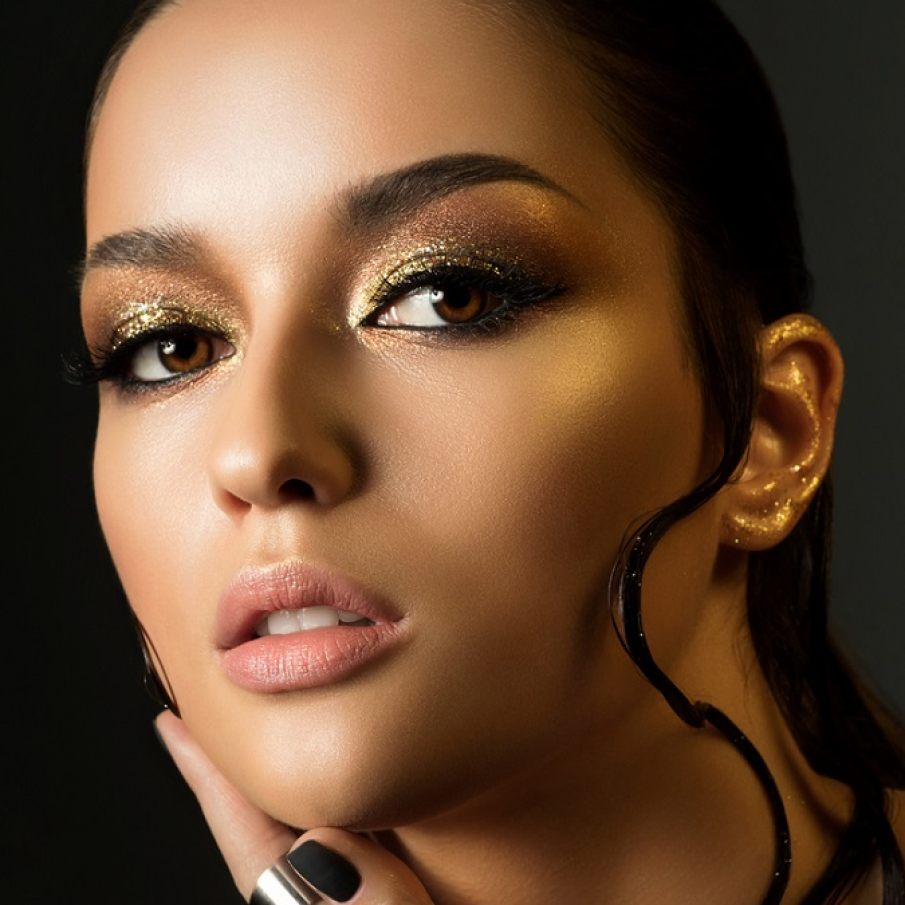 Machiaj ochi de pisică cu farduri metalice 