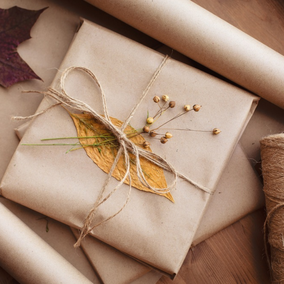Hârtie pentru împachetat cadouri decorată cu frunză presată în ierbar 