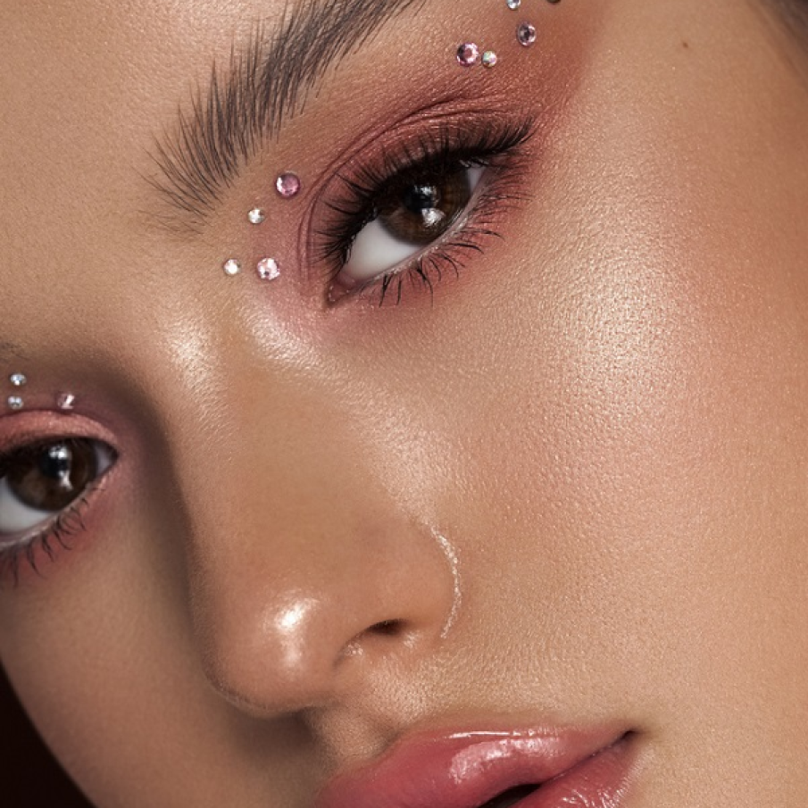 Machiaj delicat și feminin cu pietricele transparente, nude sau roz pal aplicate în colțul interior și exterior al ochiului