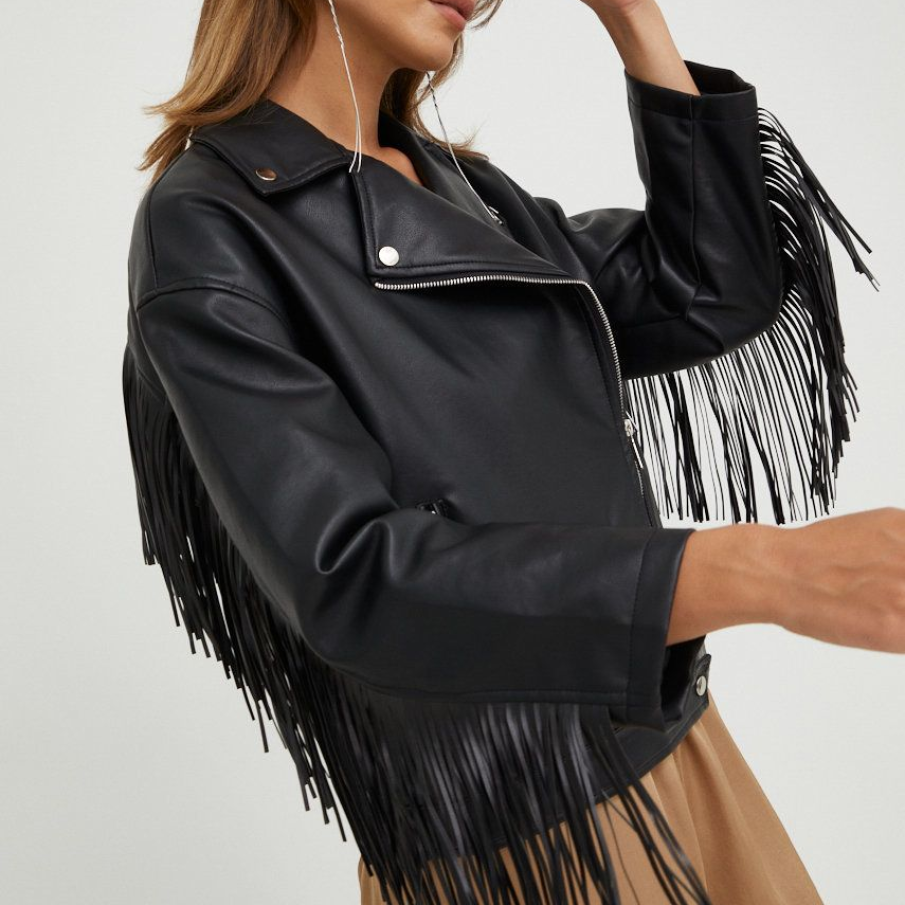 Geacă tip biker modernă și în tendințe, cu linia umerilor lăsată și prevăzută cu franjuri decorativi