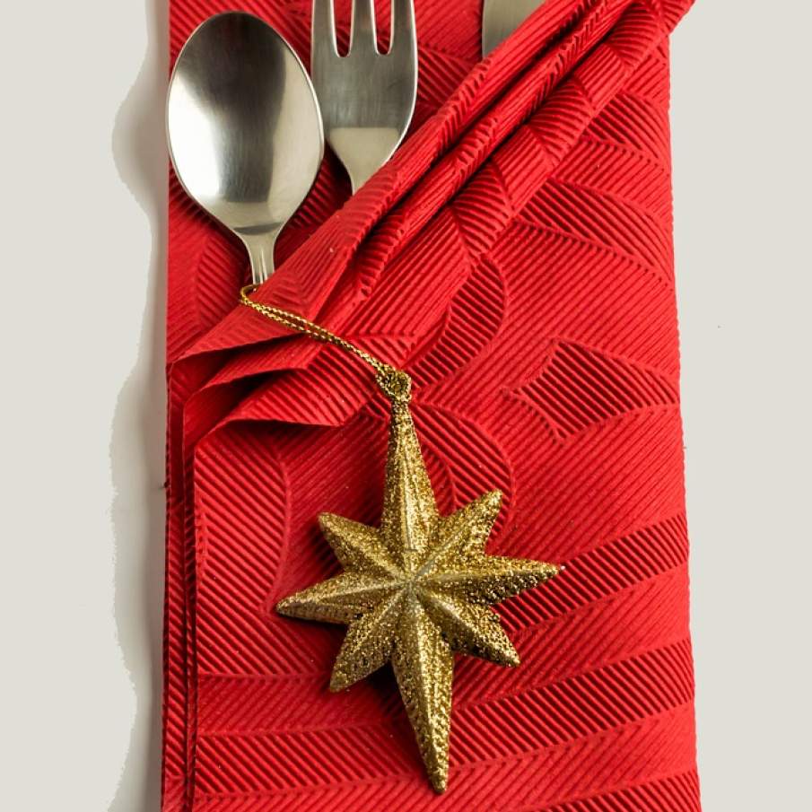 Tacamuri în șervețele împăturite în stil clasic, elegant 