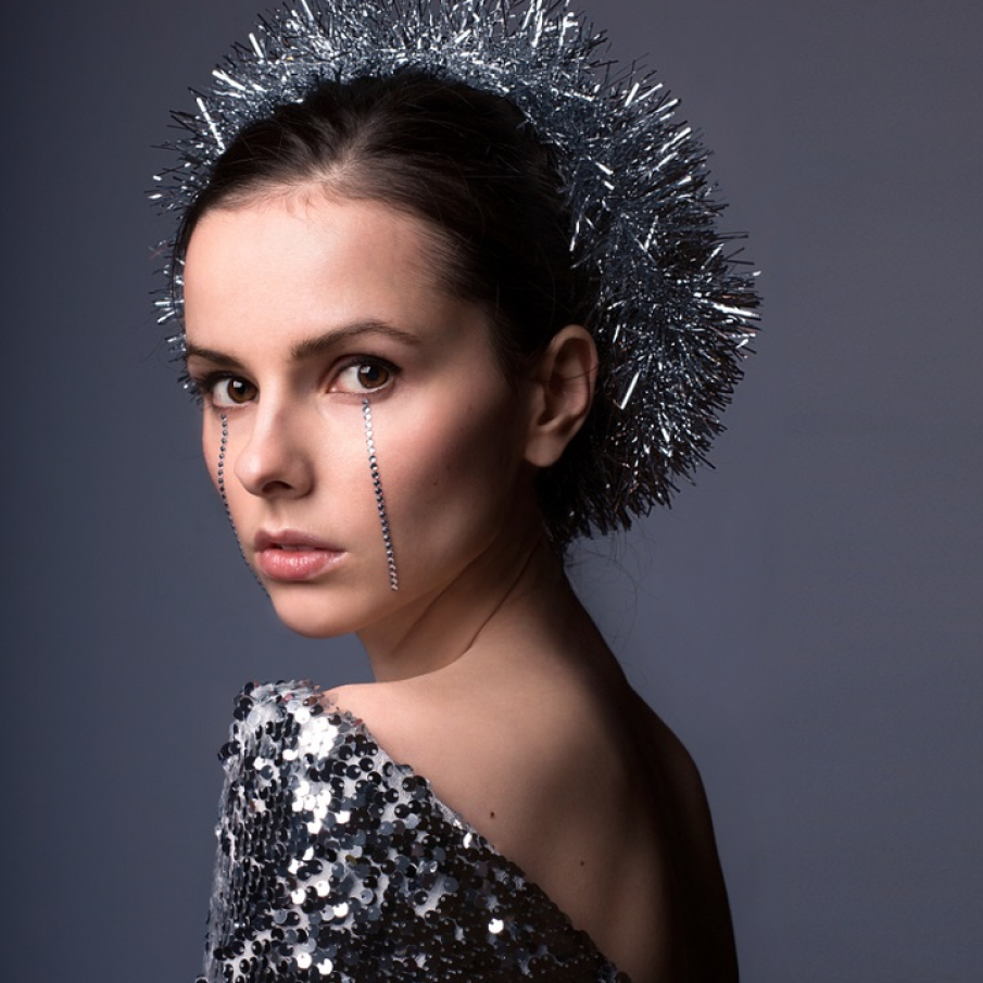 Pentru un efect cu adevărat dramatic și creativ, puteți aplica ștrasuri suprapuse în formă de sivoi de lacrimi de-a lungul obrajilor