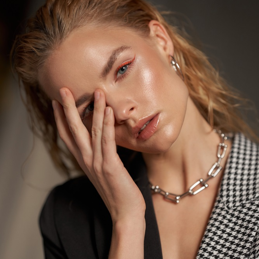 Colier geometric la baza gâtului, din zale rarefiate 