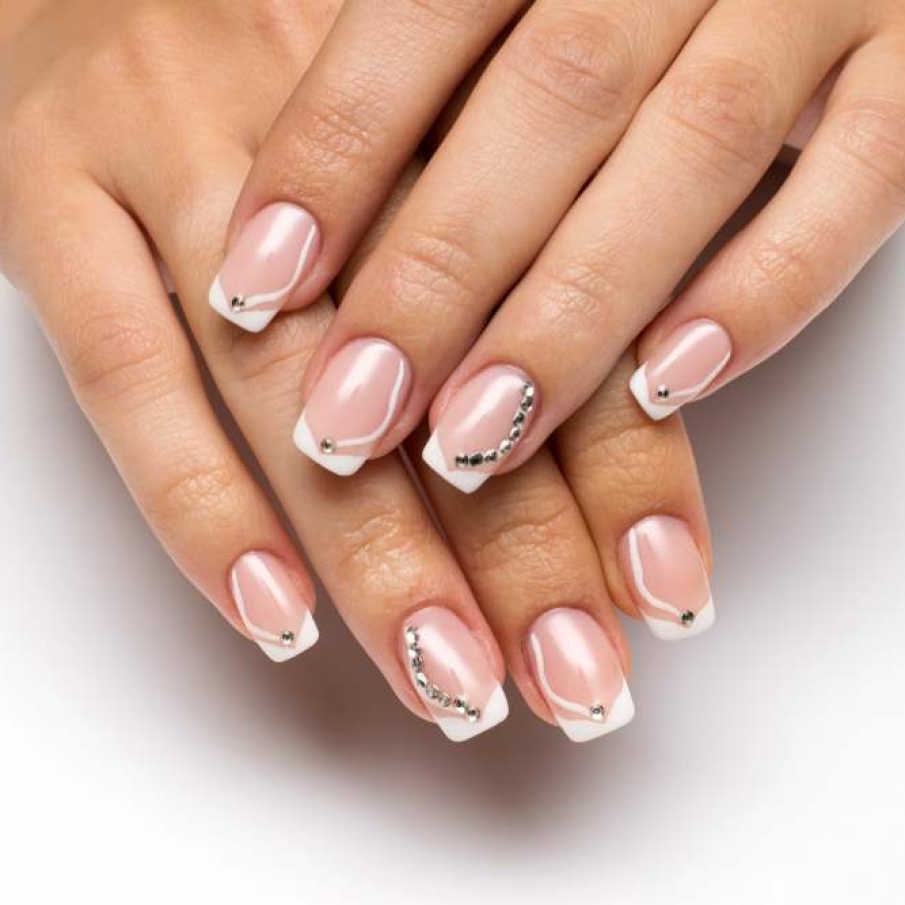 Manichiura de nunta cu aplicatii si linii grafice 