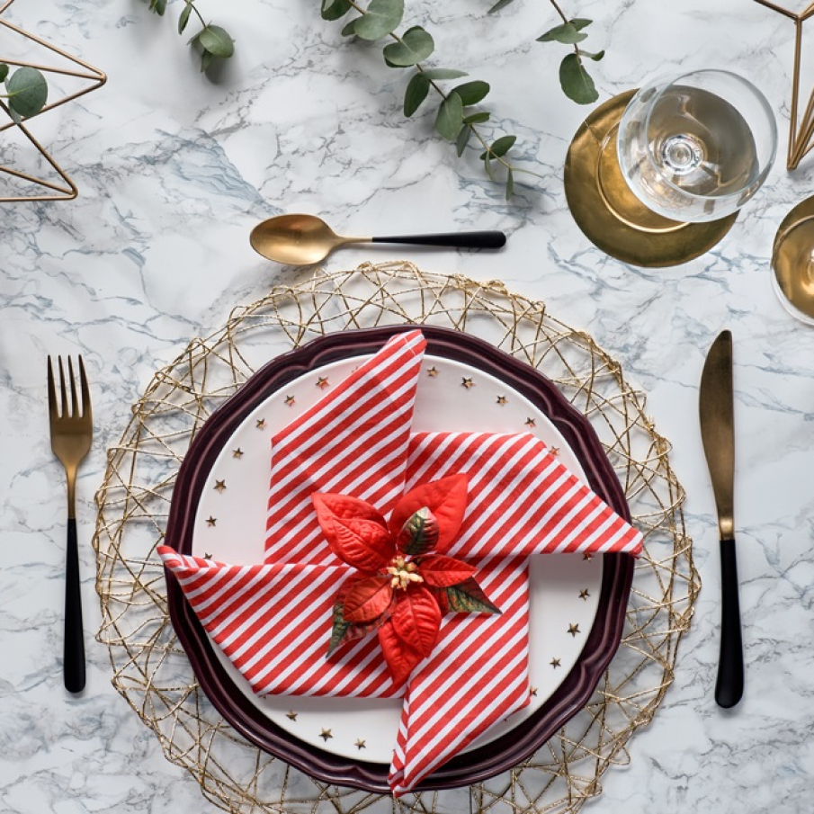 Decor festiv pentru cina de Crăciun: 4 șervețele aranjate în formă de floare