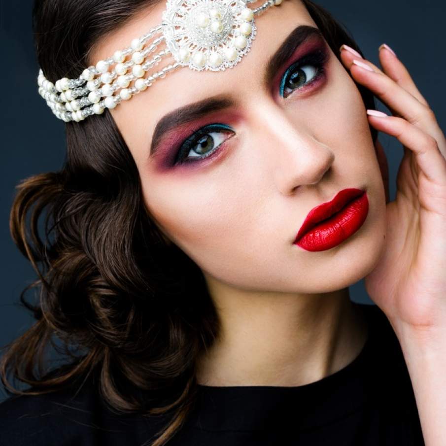 O combinație extrem de reușită între stilul anilor '20 și farmecul perlelor și farmecul inconfundabil al Orientului