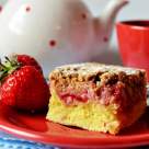 Prajitura rasturnata cu capsuni si biscuiti