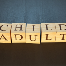 Sindromul Peter Pan: când ”simt că nu pot fi adult astăzi” devine o filozofie de viață