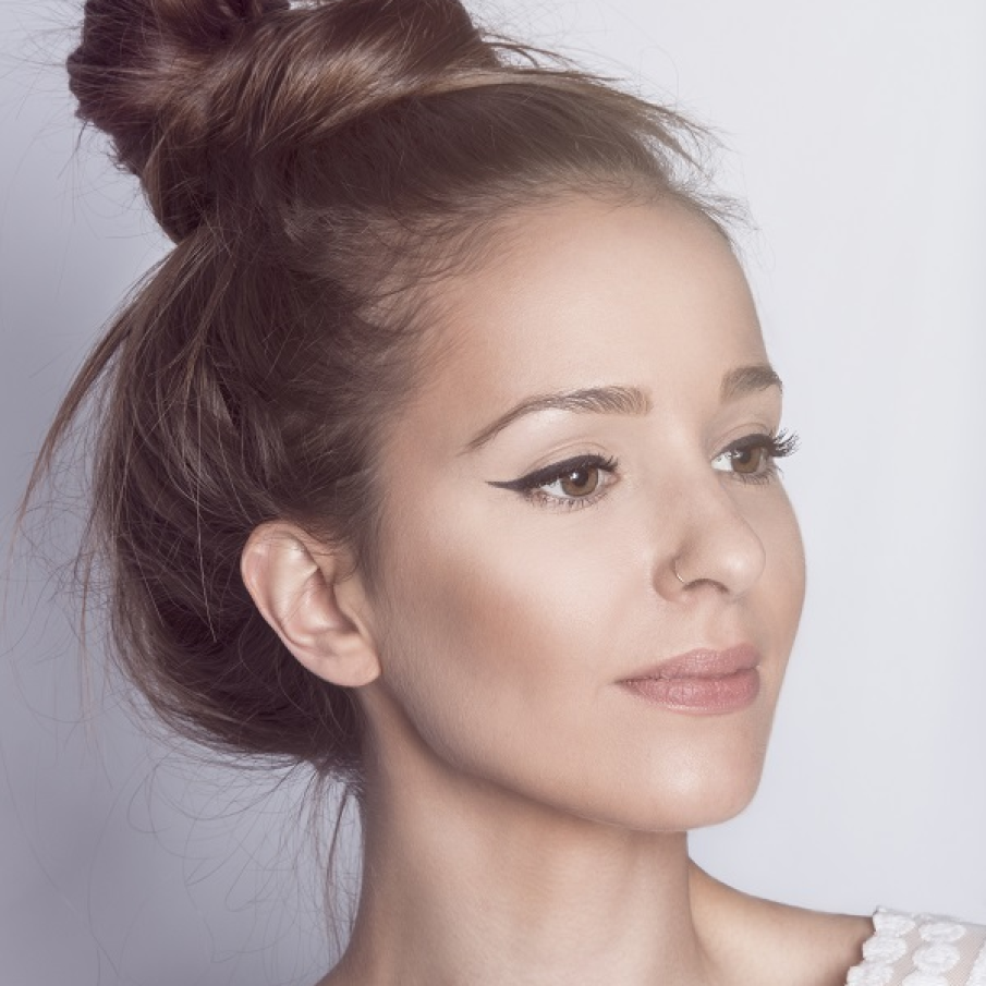 Coc dezordonat și sexy prins în creștetul capului prin răsucire