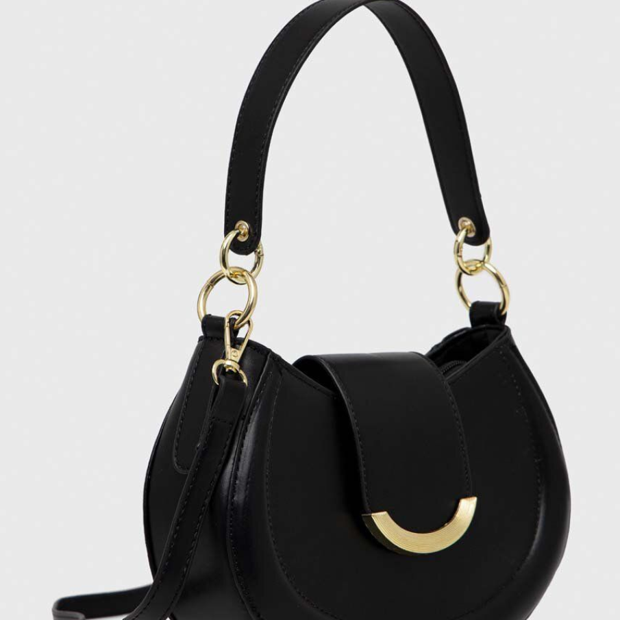 Poșetă neagră cu mici detalii aurii din colecția Answear Lab. Are un mâner detașabil și o curea reglabilă detașabilă