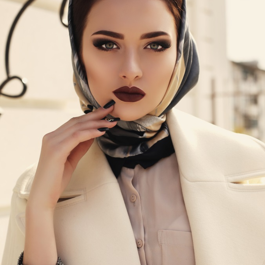 Esarfa purtata in stilul Hollywood