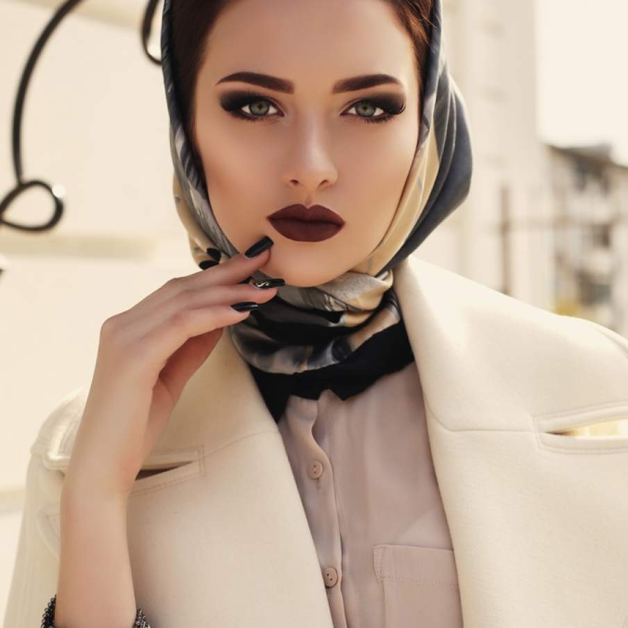 Esarfa purtata in stilul Hollywood