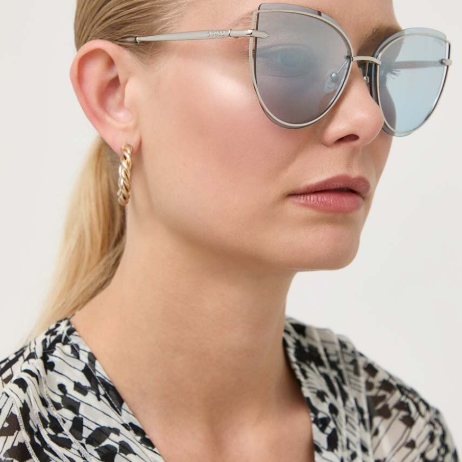 Ochelari de soare din colecția Guess ccu lentile netede, aspect cool și rame din combinație de plastic și metal