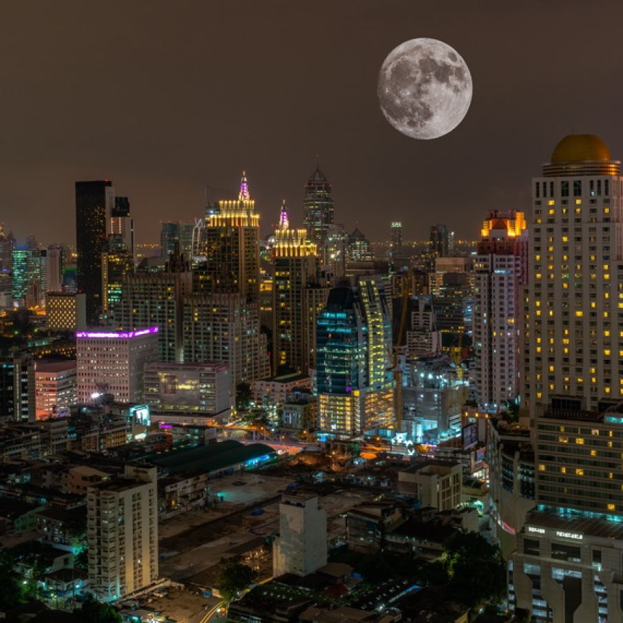 Super luna plina pe cerul orasului Bangkok din Thailanda