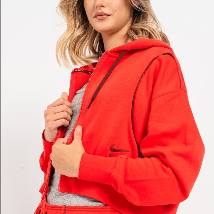 Hanorac roșu tip crop de la Nike în nuanță de roșu vermillion. Dispune de fermoar, glugă și logo brodat