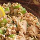 Aceasta Salata de ton si apio este perfecta pentru cina