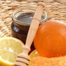 De la Cleopatra la femeia moderna: utilizarile traditionale si cosmetice ale mierii