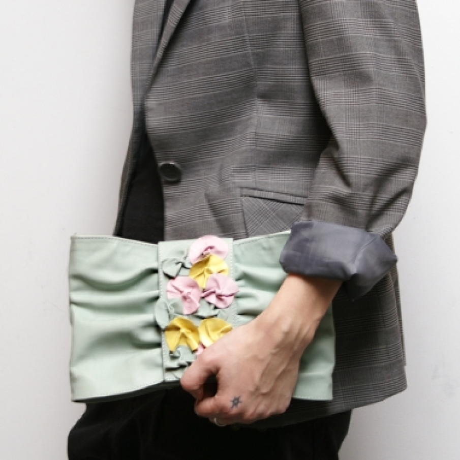 Geanta plic cu aplicatii florale pastelate