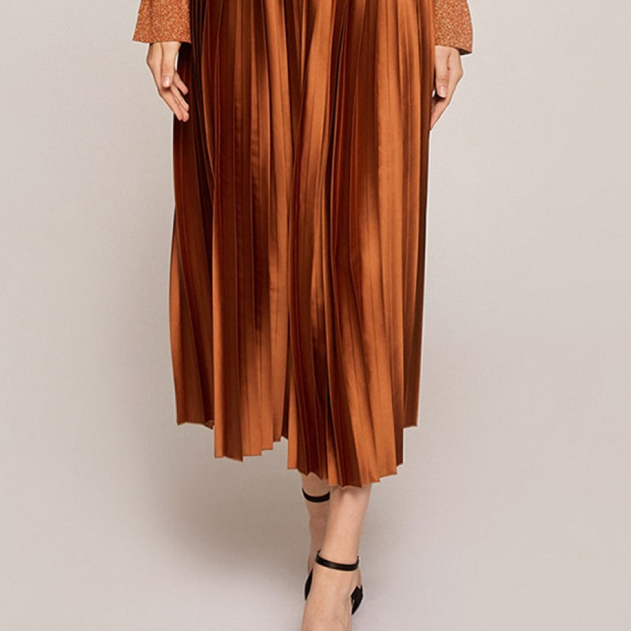 Fustă midi de la Motivi, în nuanță de maro caramel intens. Este în pliuri și are talie elastică. 