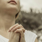 Rugăciunea din inimă: Ce semnificație are 'îmbrățișarea degetelor' atunci când ne rugăm?