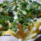 Cartofi prajiti cu ou si branza