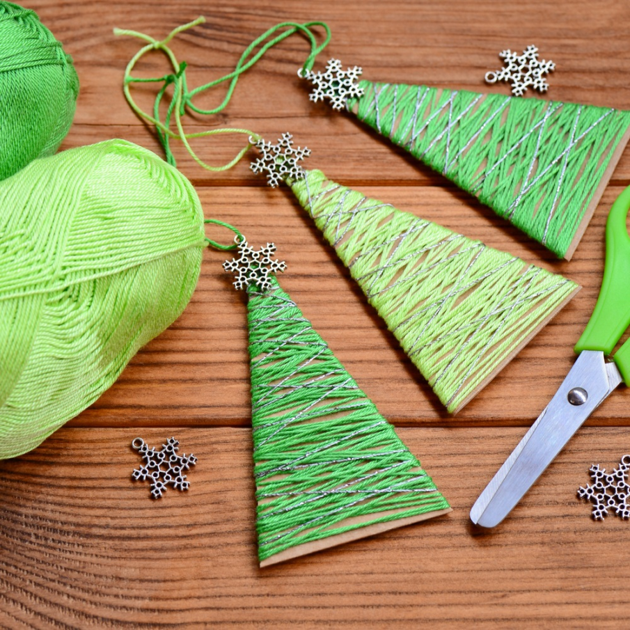 Brăduți alternativi din carton reciclat și decorați cu ață și mini fulgi de zăpadă din metal, de agățat în pomul de Crăciun 