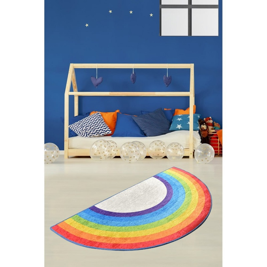 Covor antiderapant pentru copii Chilai Rainbow în forma și în culorile curcubeului. Are dimensiunile de 85 x 160 cm.