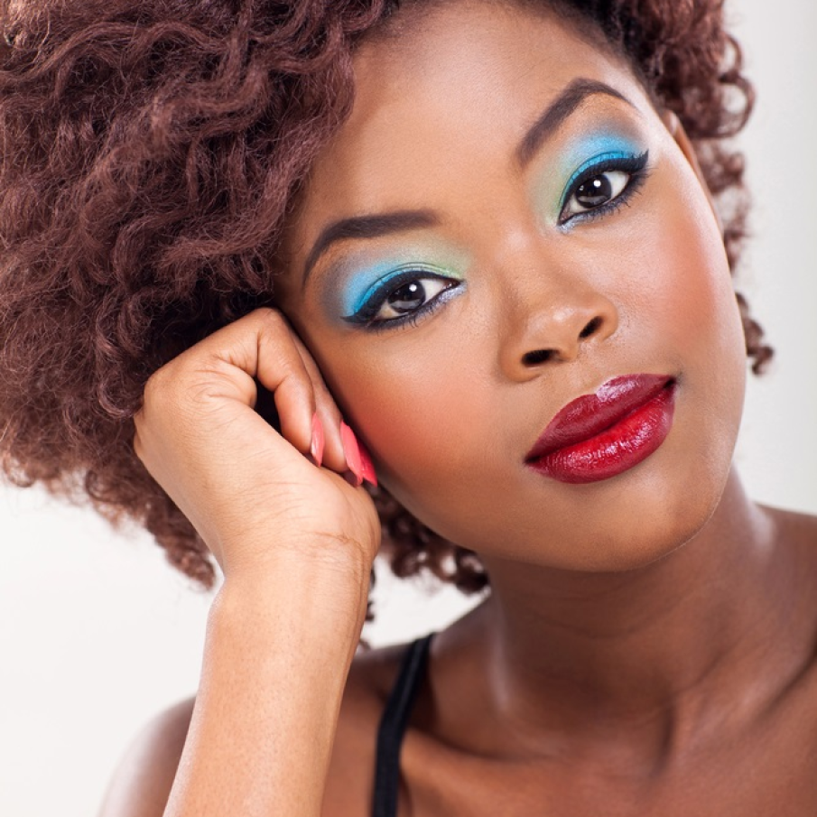 Albastru all over pentru a conferi strălucire și profunzime ochilor căprui și negri 