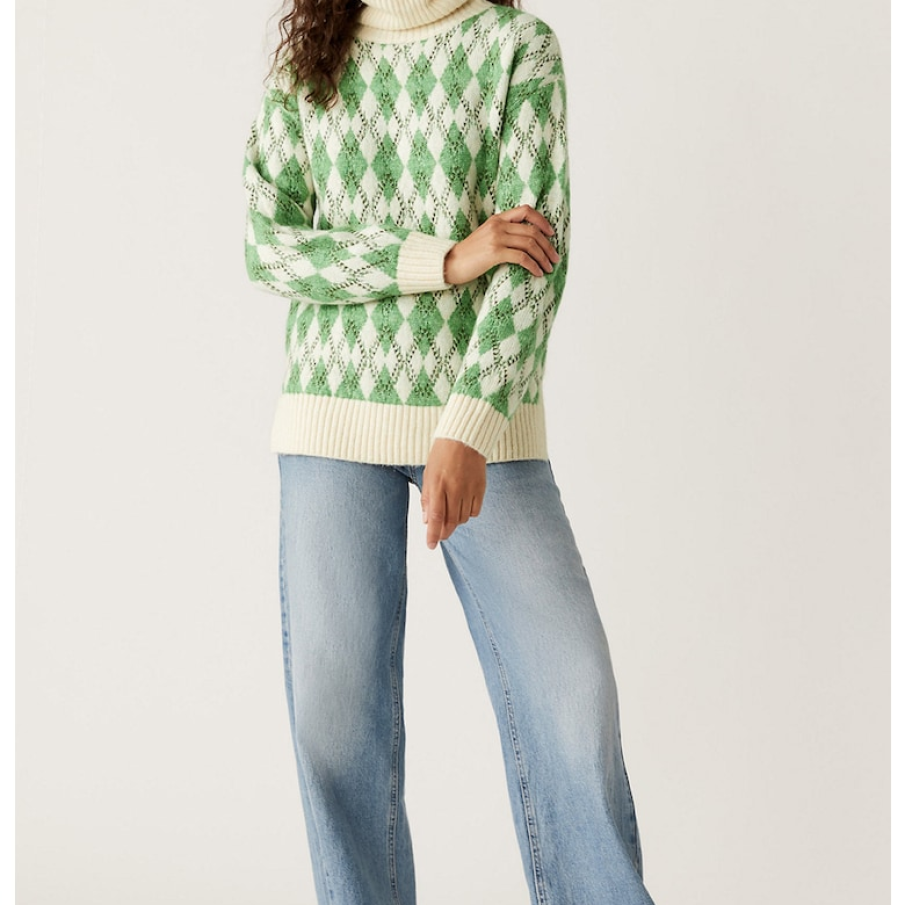 Pulover lejer cu guler înalt cu imprimeu în romburi, pe bază de alb fildeș și verde stins ca nuanța brazilor în miez de iarnă