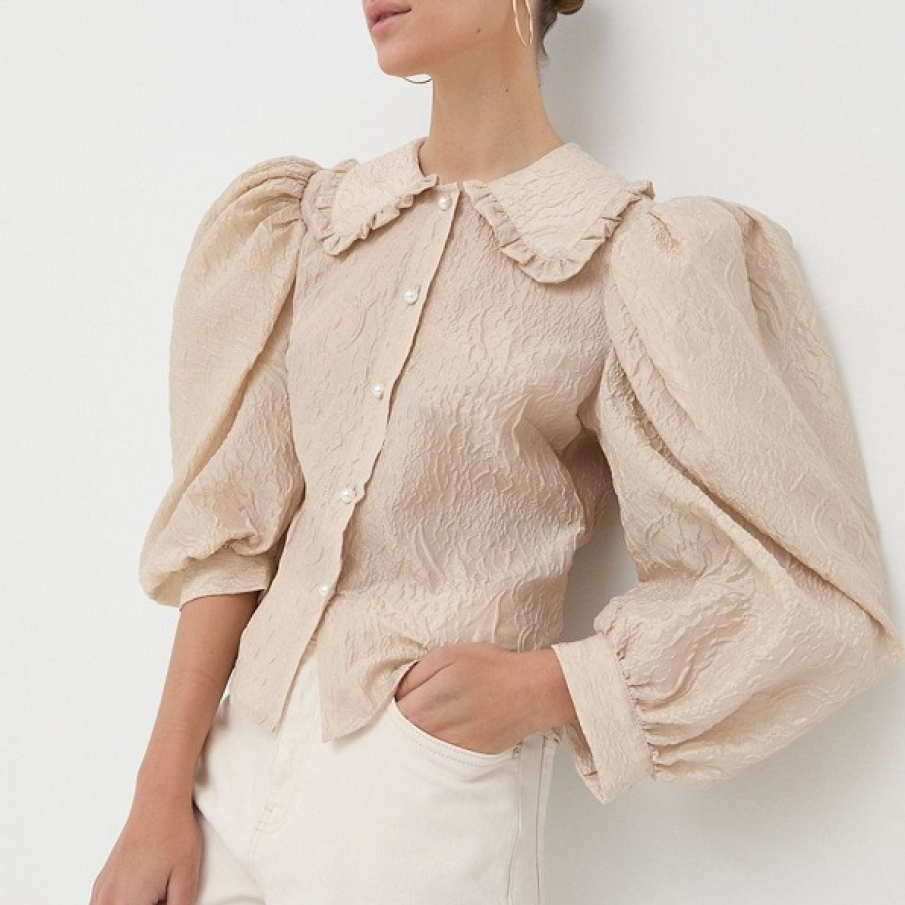 Cămașă Custommade într-o plăcută nuanță de bej nude și cald. Are mâneci ample, bufante, și guler decorativ.