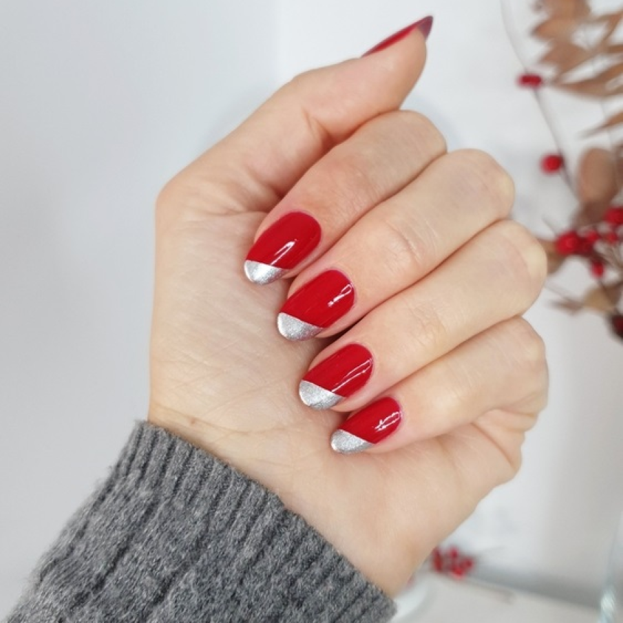 Manichiura de Craciun cu rosu intens si accente de auriu stralucitor 