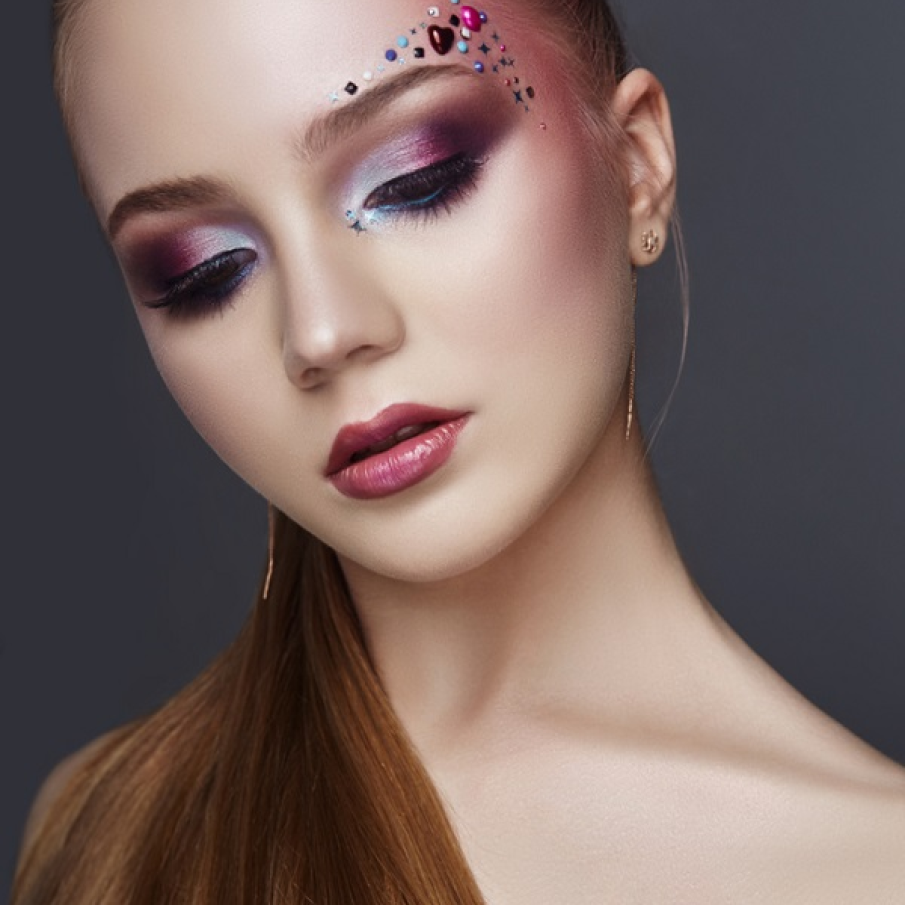 Dacă va place ideea de machiaj creativ, puteți chiar opta pentru ștrasuri minuscule, dar de forme diferite. Efectul este, în schimb, unul armonios!