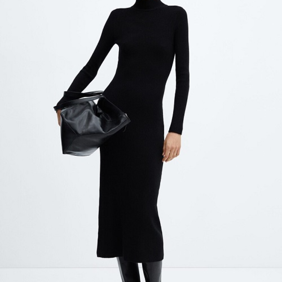Rochie midi tricotată neagră de la Mango, cu un guler în stil helancă și mâneci lung. Are aspect mulat și pune în valoare silueta 