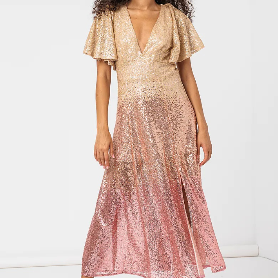 Rochie lungă elegantă cu paiete, de format evazat, ornată cu paiete roz și aurii. Are un decolteu adânc și șliț pe un picior