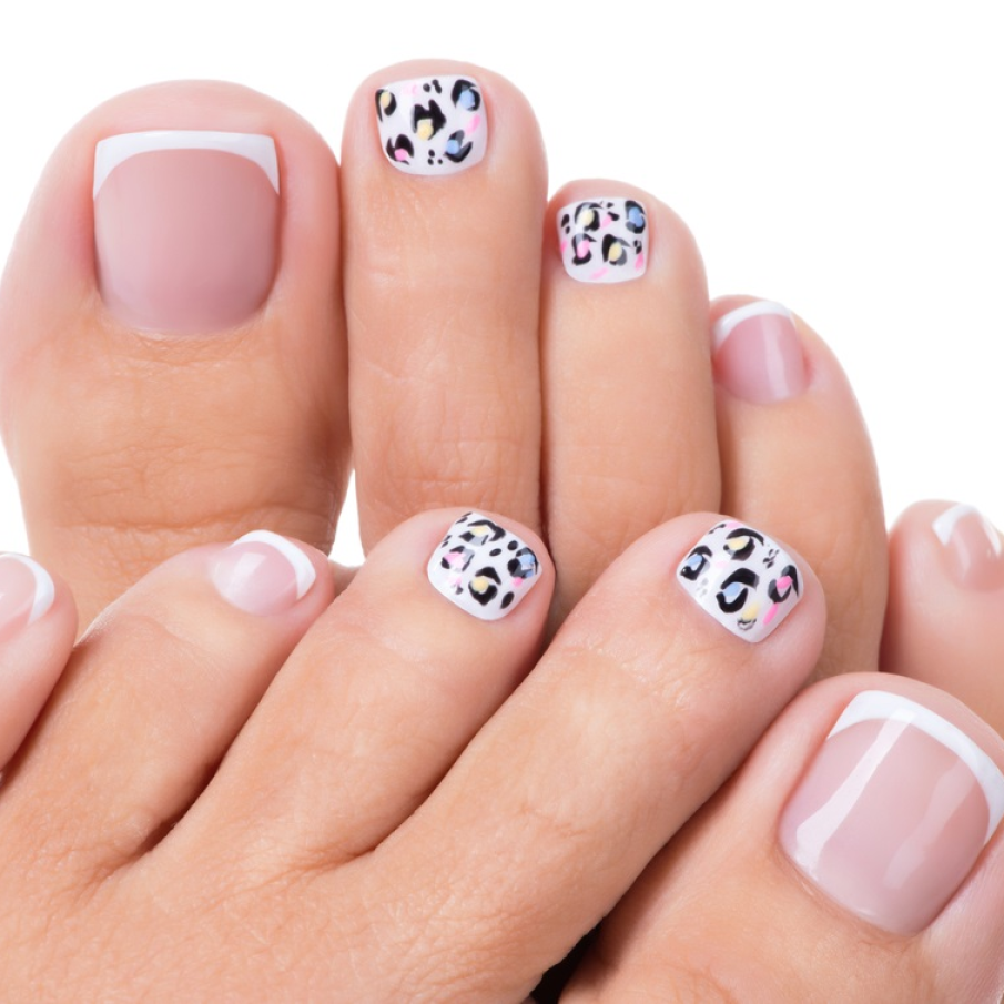 Pedichiură franțuzească clasică cu mici detalii colorate în stil animal print 