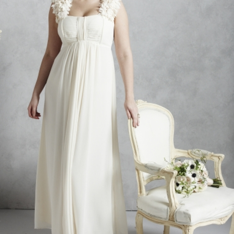 Rochie de mireasa cu petale de flori drept detaliu