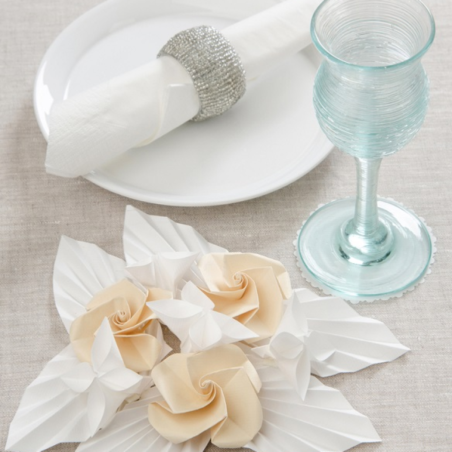 Decor de masa festiv din flori de hartie in stil origami 