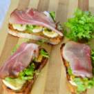 Bruschete cu Sos de Usturoi si Branza de Capra 