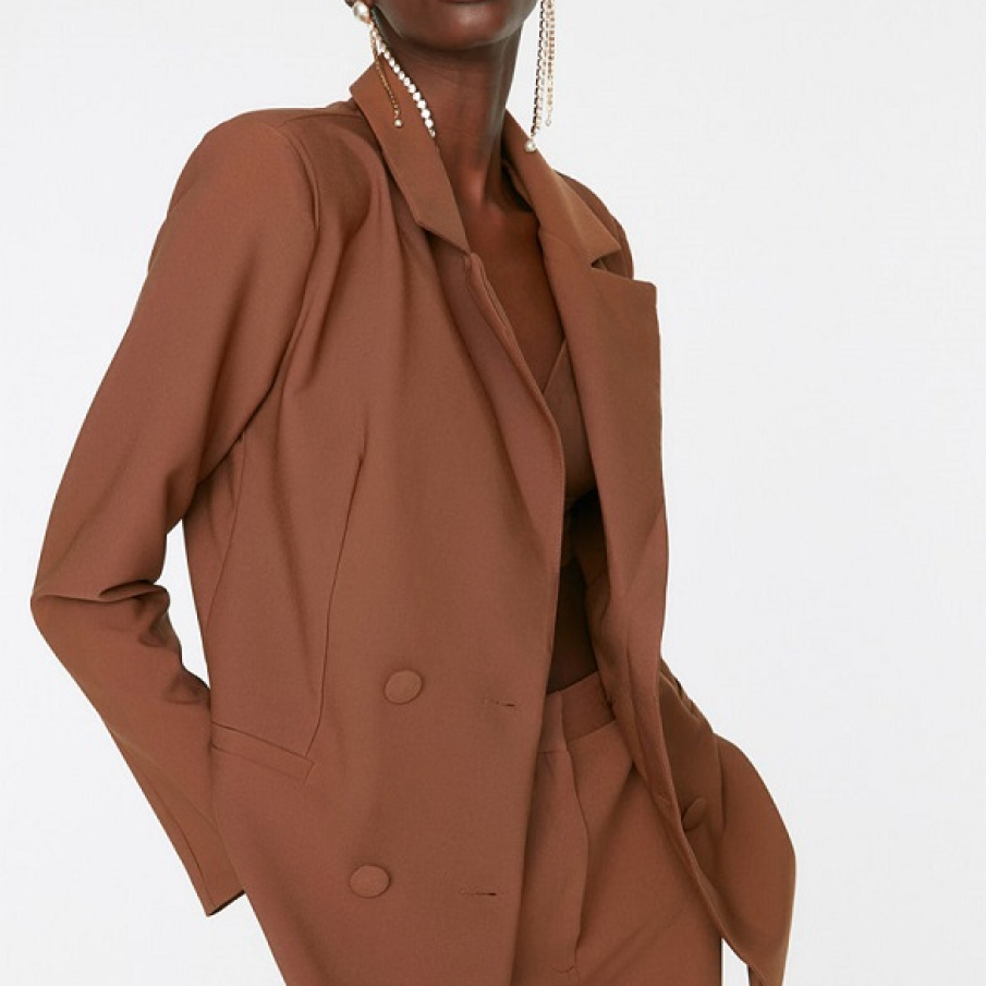 Sacou supradimensionat Trendyol într-o nuanță superbă de maro ciocolată cu lapte. Se închide cu două rânduri de nasturi.