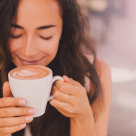 Iubeşti latte-ul? Iată ce trebuie să ştii dacă te preocupă aportul caloric 