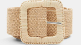 Curea lată de culoarea nisipului, din material împletit, având o cataramă de formă pătrată.
