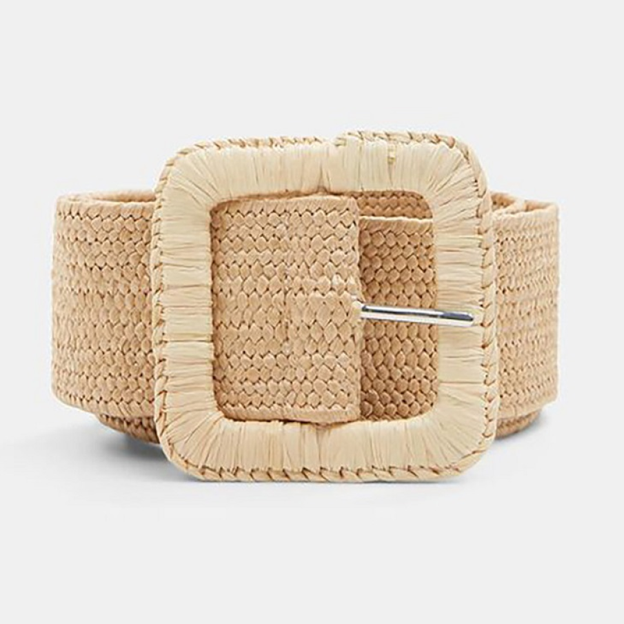 Curea lată de culoarea nisipului, din material împletit, având o cataramă de formă pătrată.