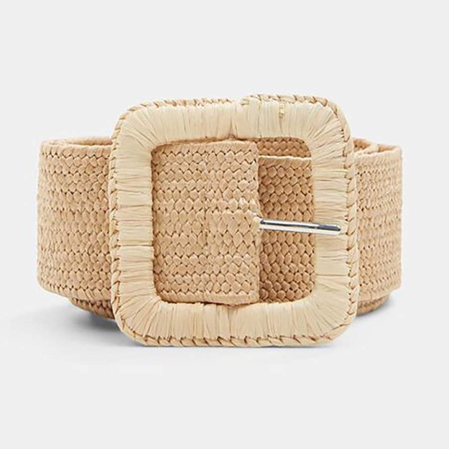 Curea lată de culoarea nisipului, din material împletit, având o cataramă de formă pătrată.